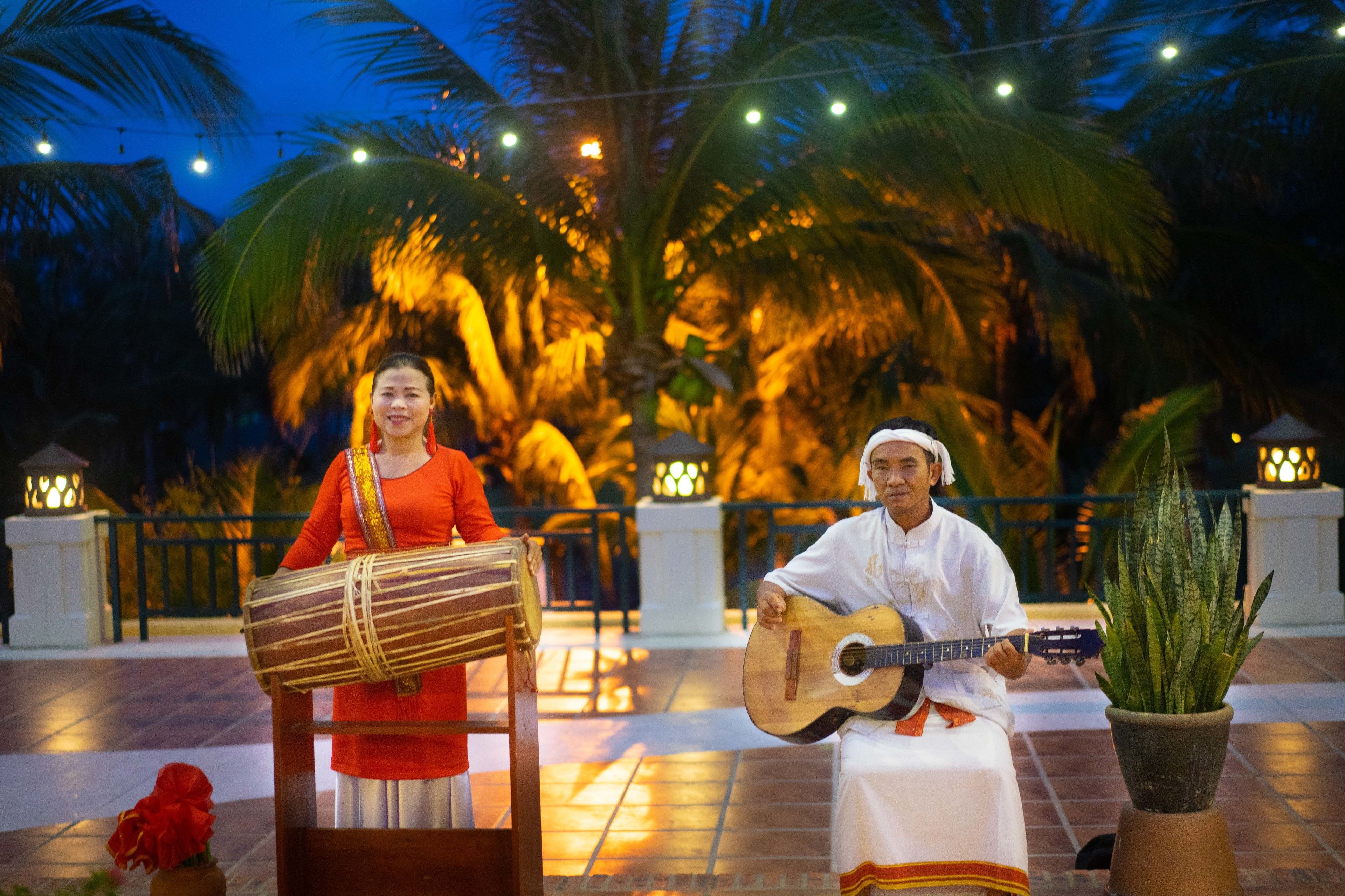 2 restaurants, breakfast, lunch, dinner served; international cuisine