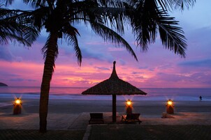 在海滩、白沙、沙滩椅、海滩遮阳伞