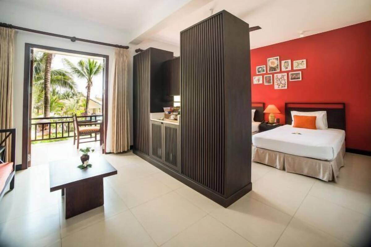 Minibar, coffres-forts dans les chambres, bureau, rideaux occultants