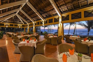 2 restaurants; ze serveren er ontbijt, lunch en diner 