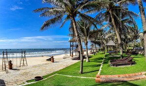 On the beach, white sand, sun-loungers, beach umbrellas - Pandanus Resort (Phan Thiet)