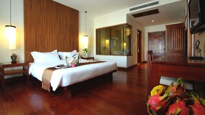 Deluxe kamer, 1 kingsize bed | Een minibar, een kluis op de kamer, een bureau, verduisterende gordijnen