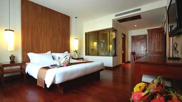 Deluxe Room, 1 King Bed | Minibar, in-room safe, desk, blackout curtains