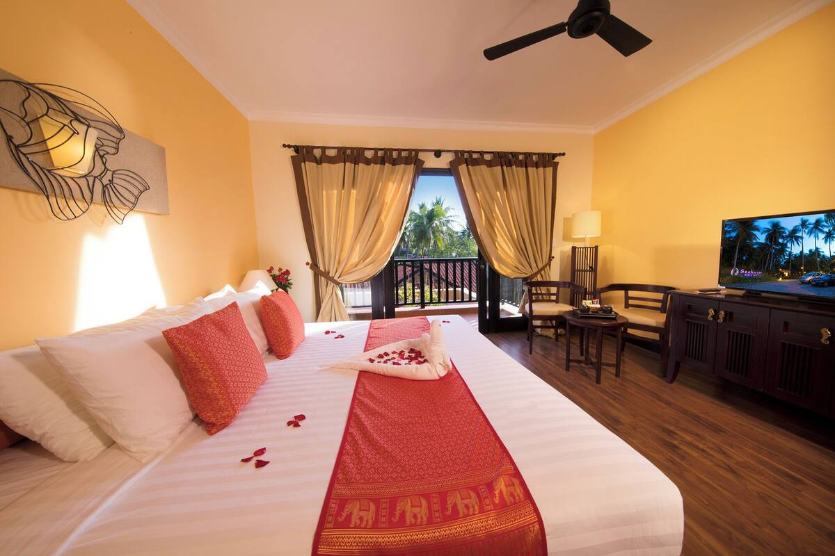 Deluxe Room, Garden View | 1 bedroom, down comforters, minibar, in-room safe
