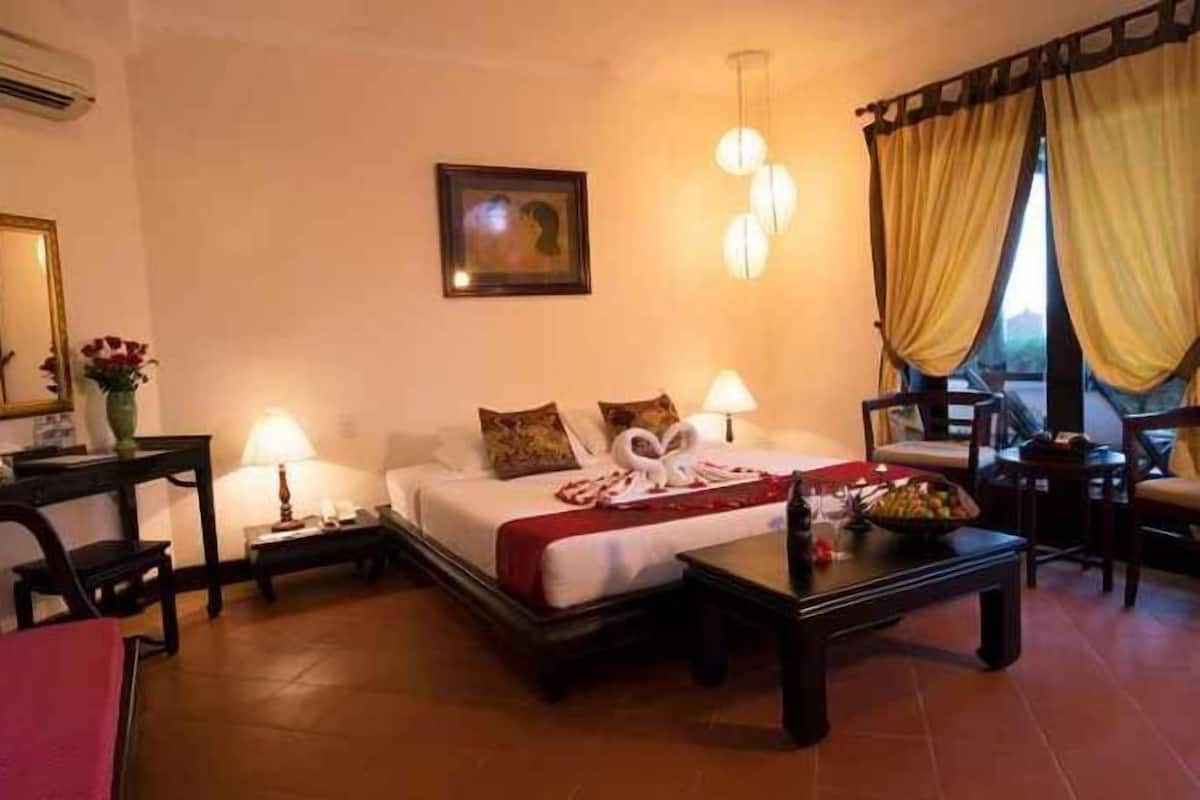 1 kamar tidur, minibar, brankas, dan meja kerja