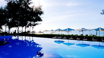 Piscine extérieure, parasols de plage, chaises longues