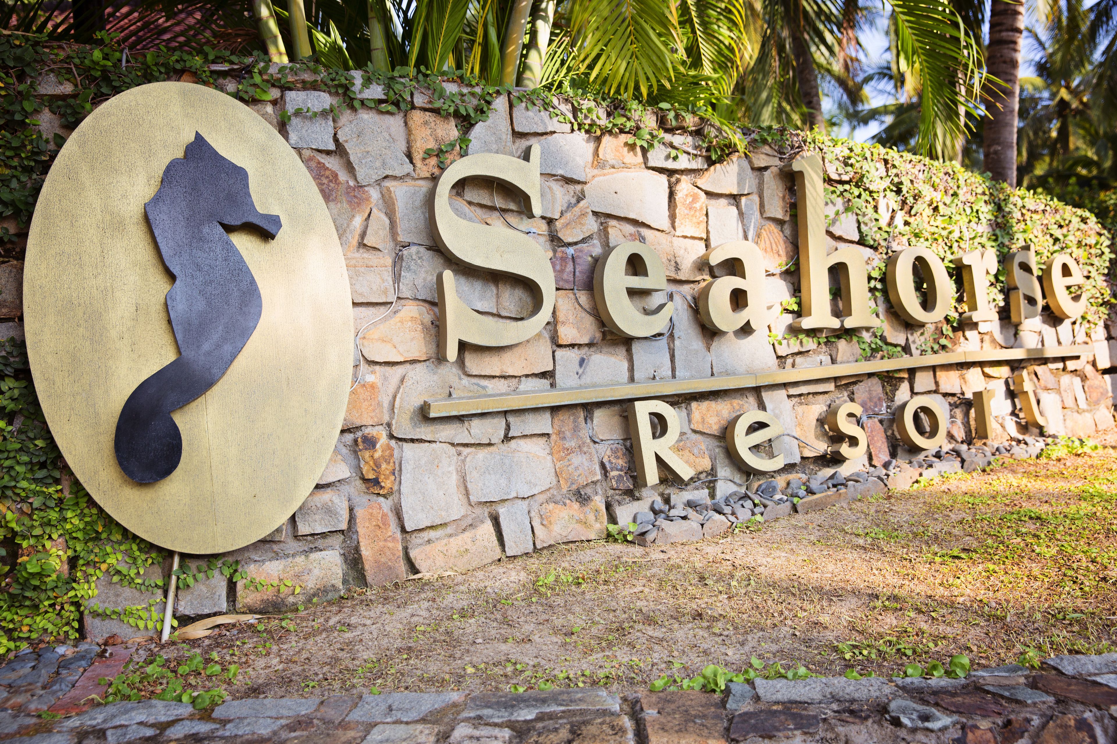 Un letrero para el Resort Seahorse, con un logotipo de caballito de mar y el nombre del resort.