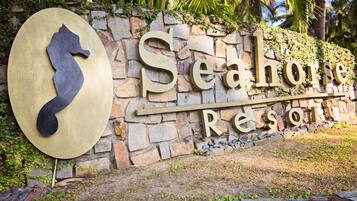 Un letrero para el Resort Seahorse, con un logotipo de caballito de mar y el nombre del resort.