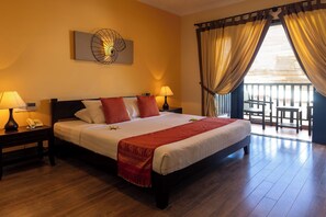 Deluxe No View Room | Minibar, safe på rommet, skrivebord og blendingsgardiner