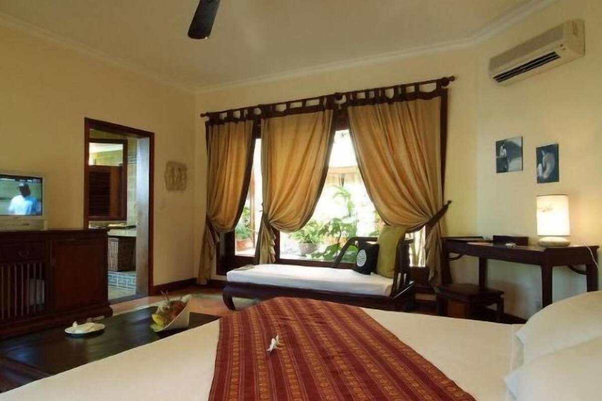 Minibar, caja de seguridad en la habitación y escritorio