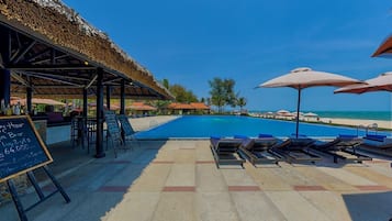 Quầy bar sát hồ bơi