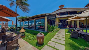 Phục vụ bữa sáng, món ăn mang phong cách quốc tế, nhìn ra biển