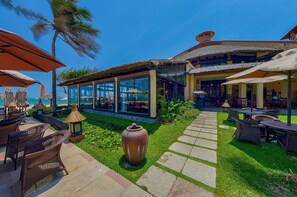 Breakfast, lunch, dinner served; international cuisine, sea views 