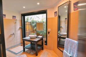 Douche, douche cascade, articles de toilette (gratuits)