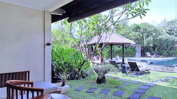 Vila Deluks, beberapa kamar, pemandangan kolam renang, area taman | Teras/patio