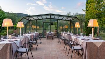 Tägliches Frühstücksbuffet gegen Gebühr