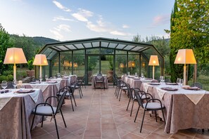 Tägliches Frühstücksbuffet gegen Gebühr