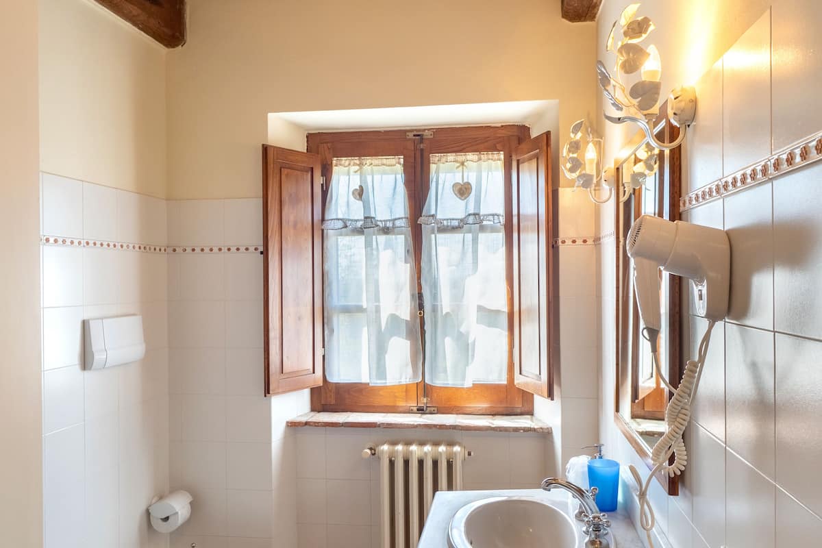 family apartment, 2 bedrooms | bathroom | rainfall showerhead, free toiletries, hair dryer, bidet