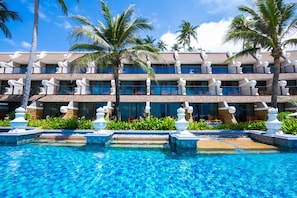 2 piscinas al aire libre, sombrillas