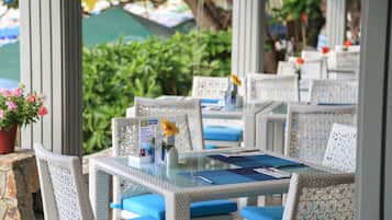 3 restaurants servant le petit déjeuner