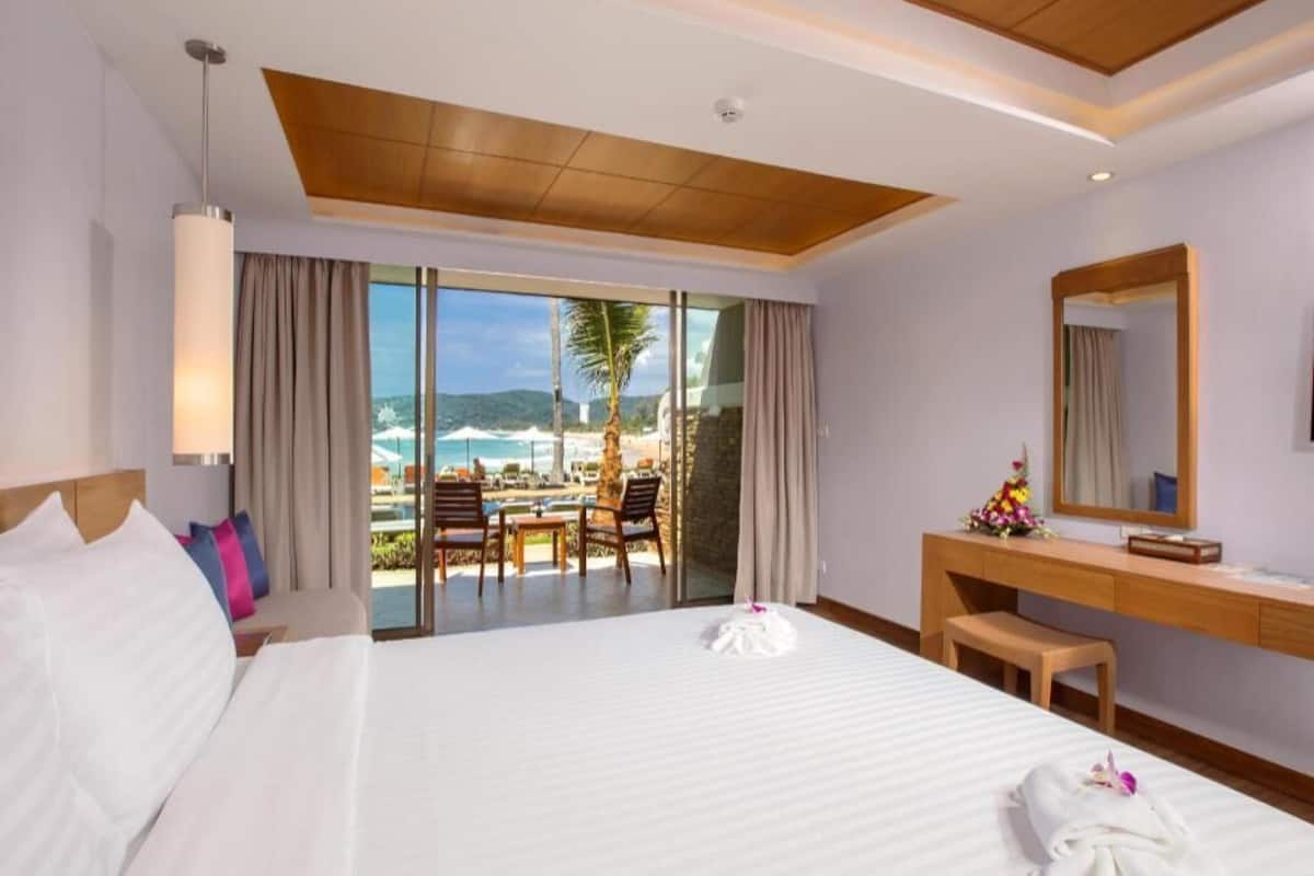 มินิบาร์, ตู้นิรภัยในห้องพัก, โต๊ะทำงาน, Wi-Fi ฟรี