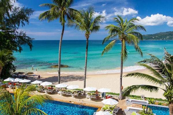 2 outdoor pools, pool umbrellas