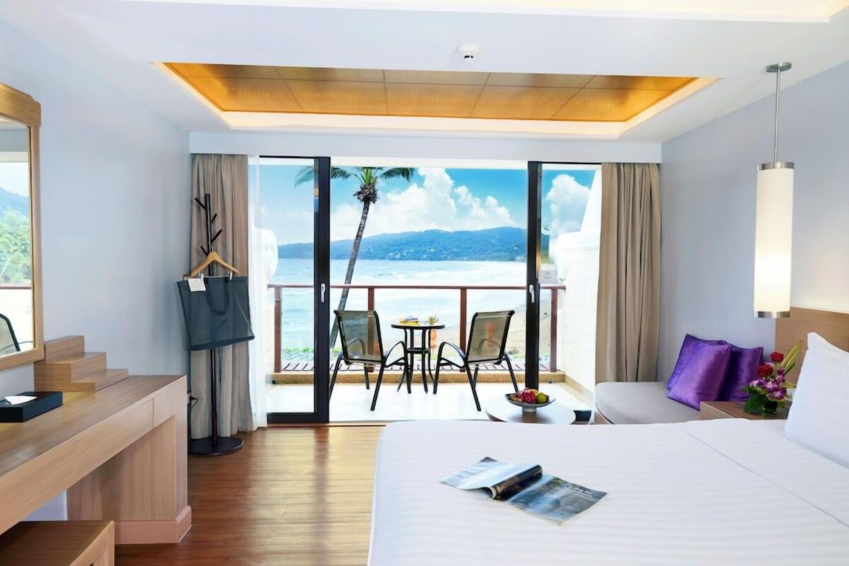 Minibar, in-room safe, desk, WiFi (free)