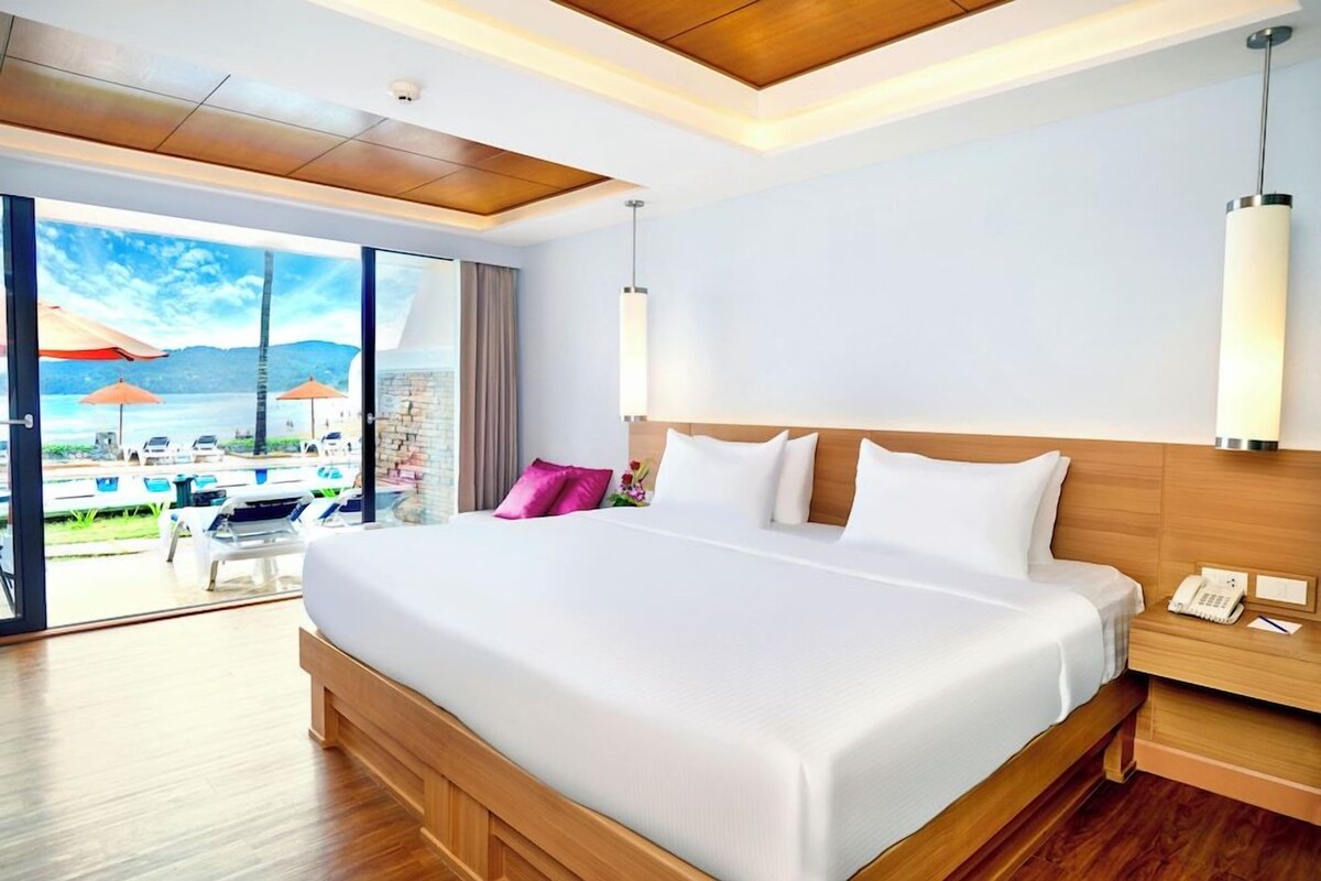 Minibar, in-room safe, desk, WiFi (free)