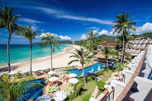 On the beach, white sand, sun-loungers, beach towels - Beyond Karon (Karon)