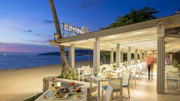3 restaurants servant le petit déjeuner, le déjeuner et le dîner