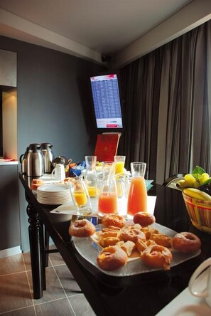 Petit déjeuner (9.00 EUR par personne)