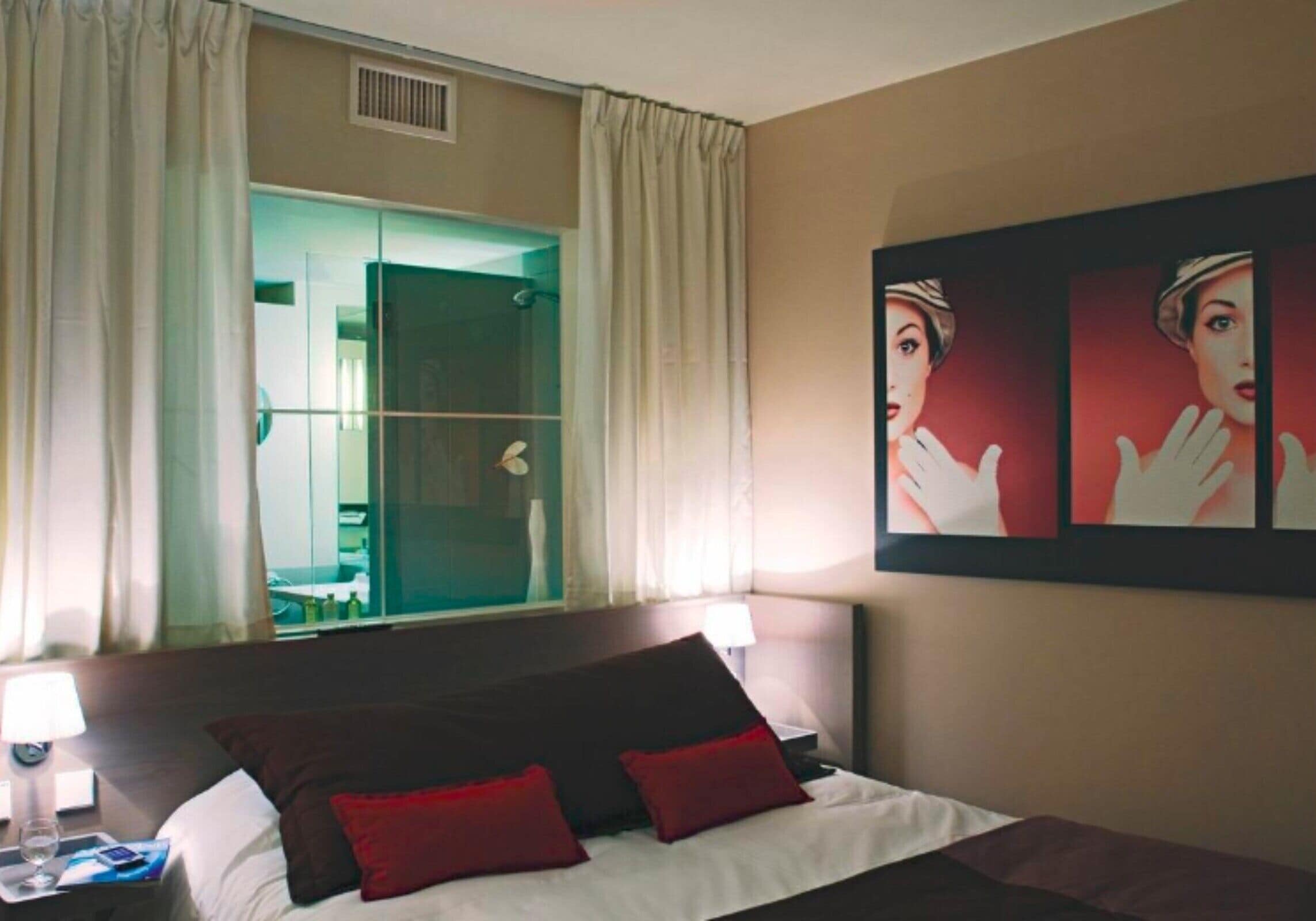 In-room safe, desk, free WiFi