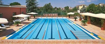 Una piscina techada, una piscina al aire libre