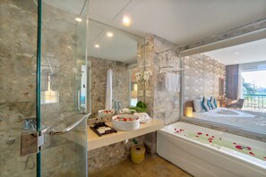 Articles de toilette griffés, séchoir à cheveux, peignoirs, pantoufles