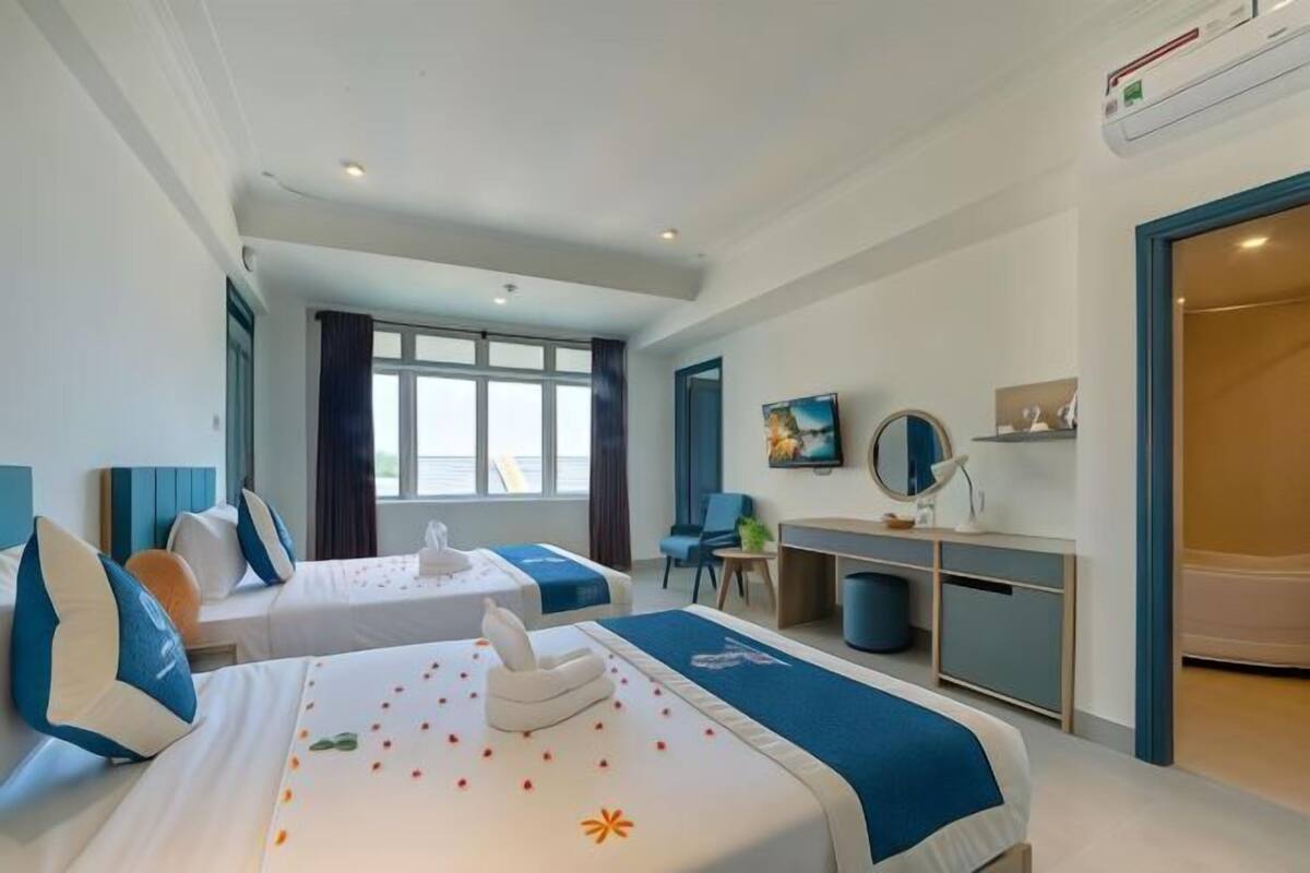 Frigobar, cofres nos quartos, escrivaninha, cortinas blackout