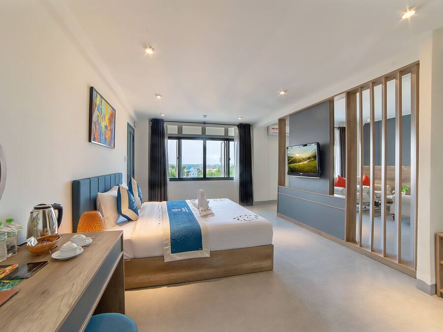 Suite Room | Minibar, in-room safe, desk, blackout drapes