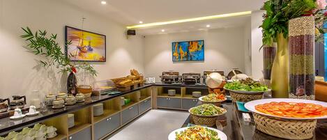 Daily full breakfast (VND 150000 per person)