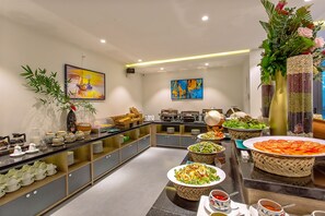 Café da manhã com buffet grátis todos os dias