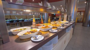 A buffet with various dishes and condiments. - Timoulay Hotel & Spa Agadir (Agadir)