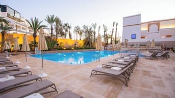 Outdoor pool, pool umbrellas, sun loungers