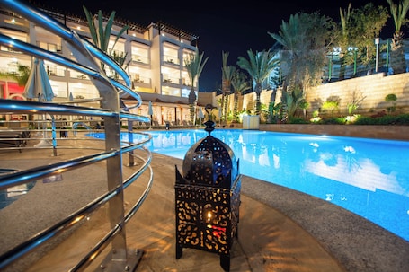 Una piscina al aire libre, sombrillas, sillones reclinables de piscina. Timoulay Hotel & Spa Agadir