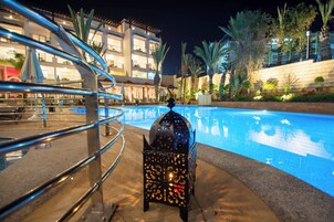 Outdoor pool, pool umbrellas, sun loungers