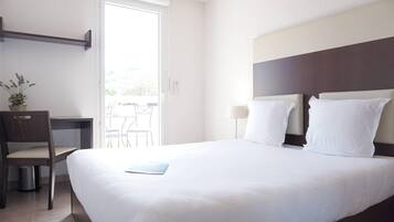 Camera Standard, 1 letto matrimoniale con divano letto, non fumatori | Una scrivania, insonorizzazione, ferro/asse da stiro