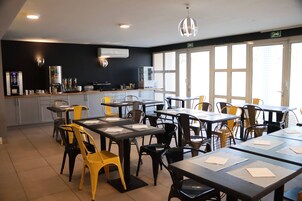 Desayuno continental los días de semana (EUR 12.90 por persona)