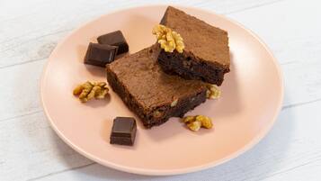 Un plato con brownies y nueces.