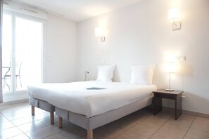 Standard Room, 1 King Bed, Non Smoking | Desk, soundproofing, iron/ironing board, free cribs/infant beds
