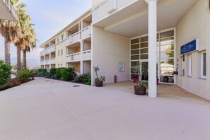 Property entrance - Comfort Aparthotel Six-Fours (Six-Fours-les-Plages)