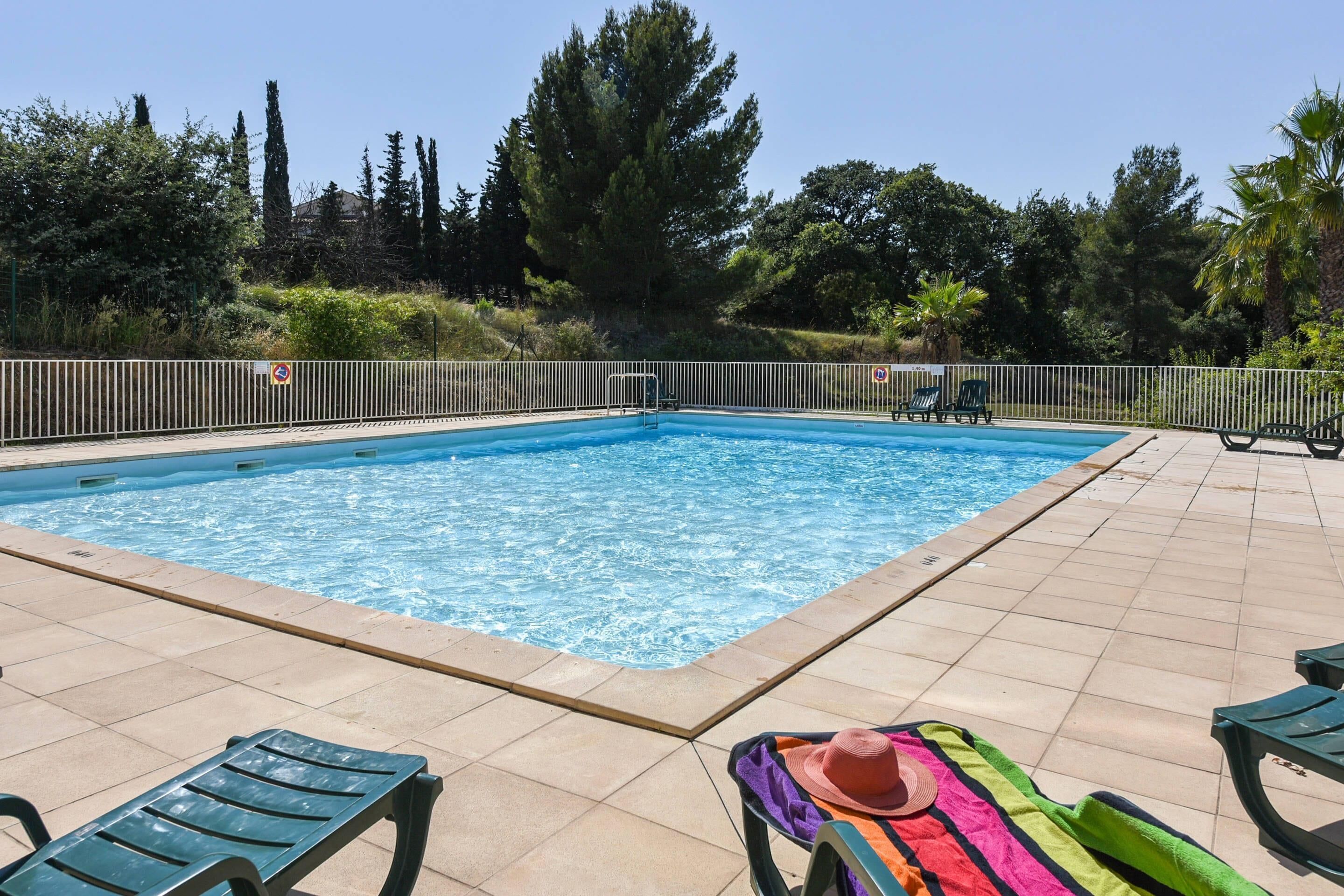 Una piscina al aire libre de temporada