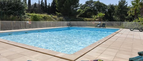 Una piscina al aire libre de temporada