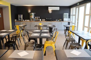 Continental breakfast on weekdays (EUR 12.90 per person) - Comfort Aparthotel Six-Fours (Six-Fours-les-Plages)